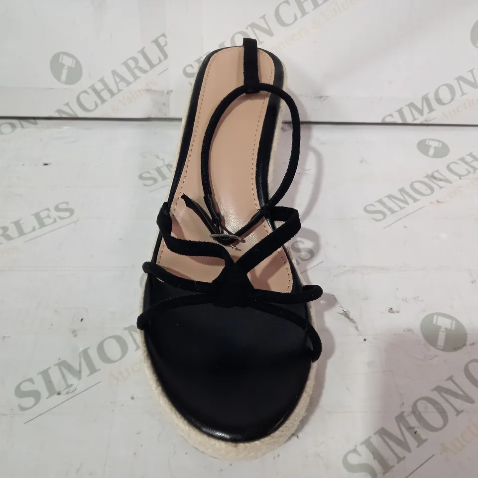 PAIR OF DESIGNER STRAPPY OPEN TOE WEDGE SANDALS IN BLACK EU SIZE 41
