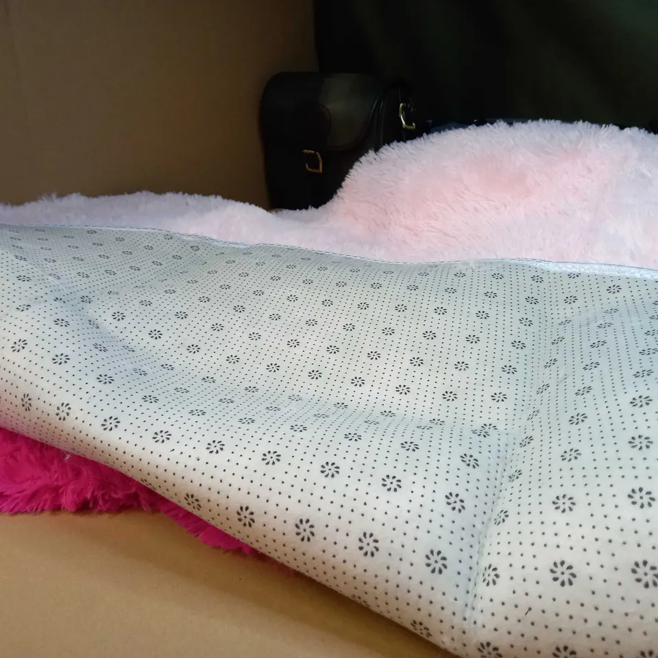 LARGE BOX OF APPROXIMATELY 20 ASSORTED HOUSEHOLD ITEMS TO INCLUDE: BABY PINK RUG, DOUBLE FITTED SHEETS, HOT PINK FLUFFY PILLOW CASES