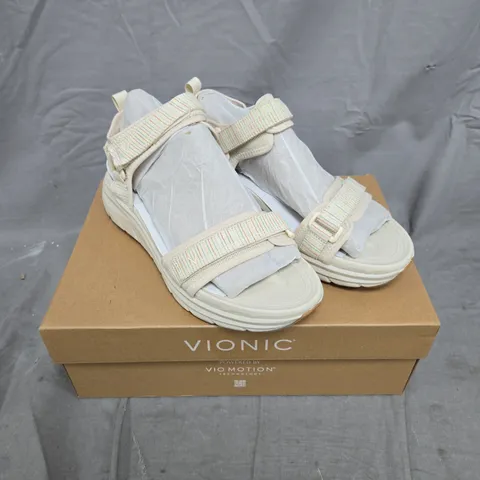 BOXED PAIR OF VIONIC WALK MAX SANDALS IN CREAM SIZE 7