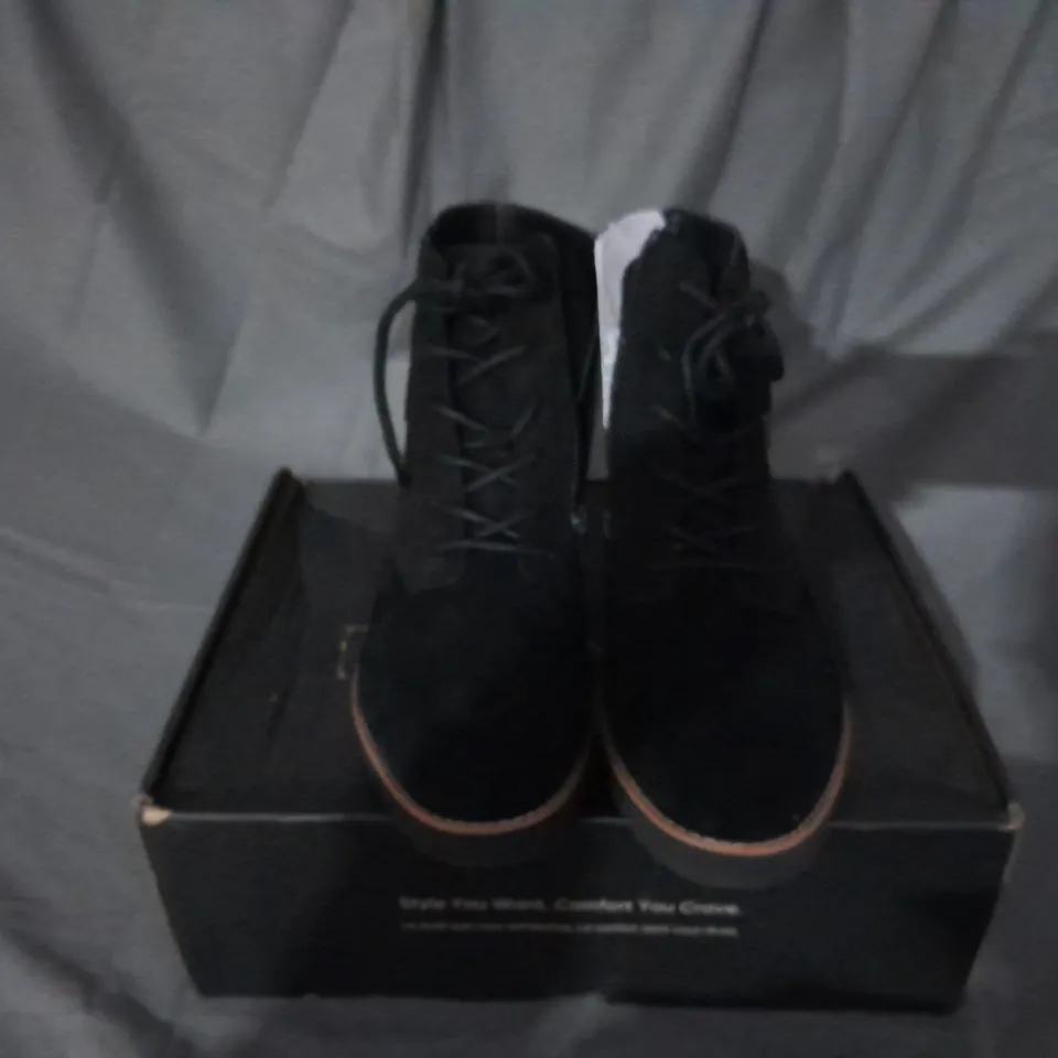 BOXED PAIR OF VIONIC LARSON LACE UP BOOTS SIZE 8