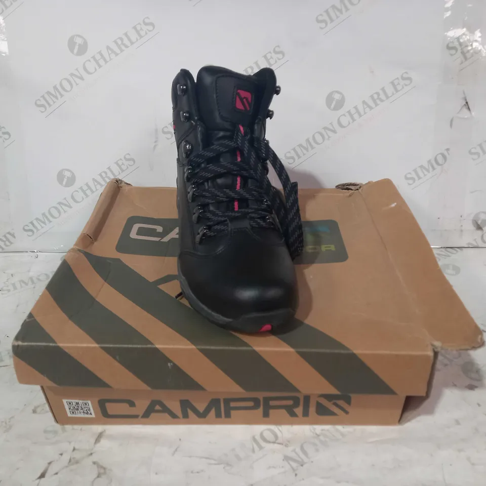 BOXED PAIR OF CAMPRI OUTDOOR LEATHER BOOTS IN BLACK UK SIZE 7
