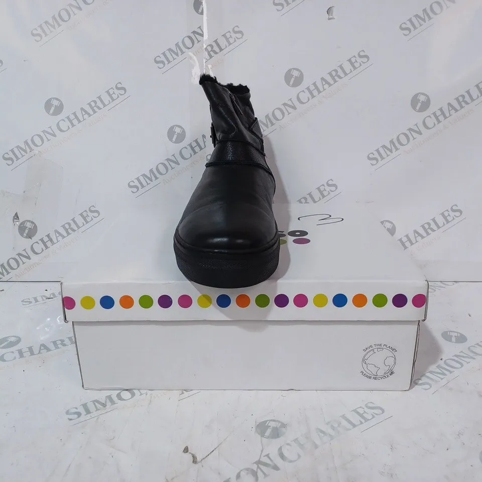 BOXED PAIR OF ADESSO HEATHER LEATHER TRAINERS IN BLACK SIZE 8