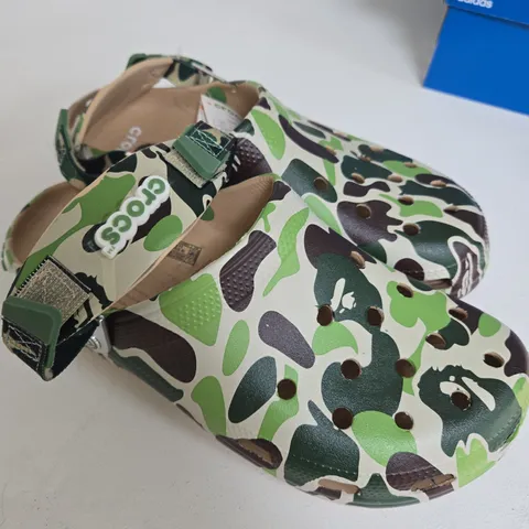 CROCS SIZE 11