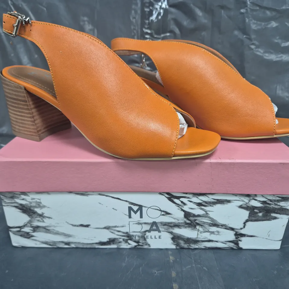BOXED PAIR OF MODA IN PELLE BLOCK HEEL PEEP TOE LEATHER SANDALS IN ORANGE SIZE 7