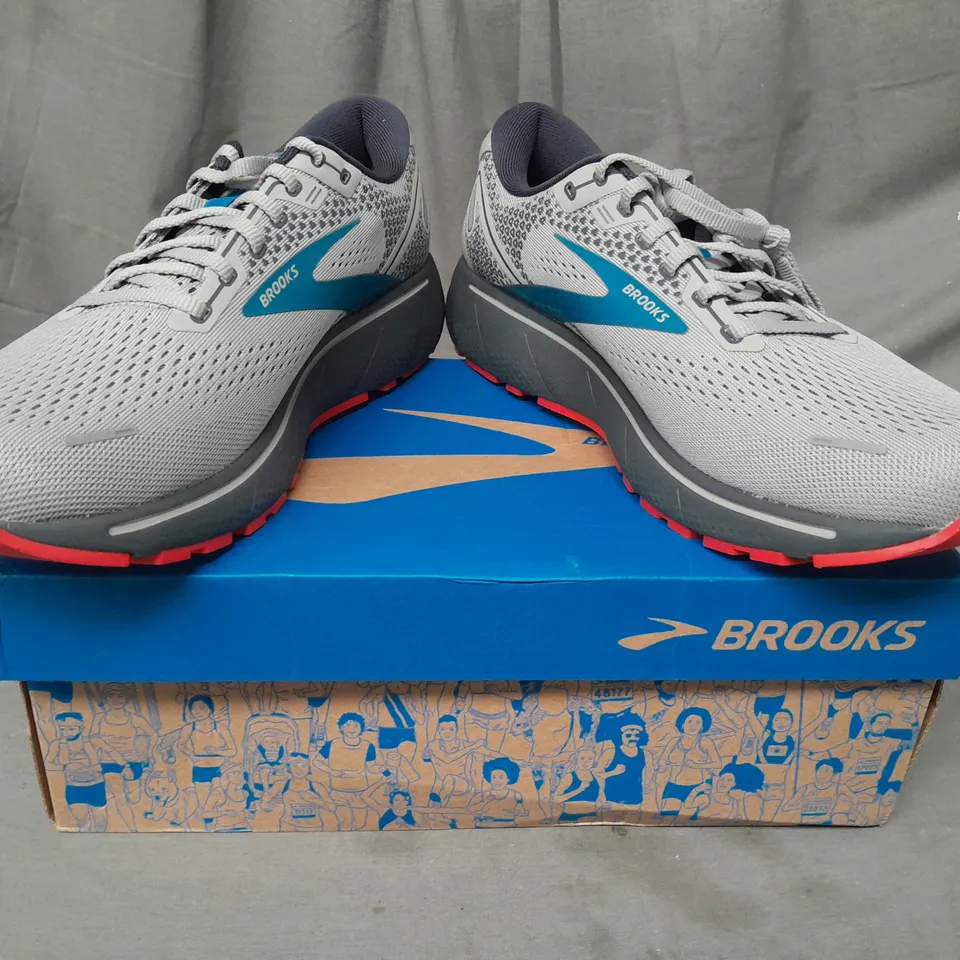 BOXED PAIR OF BROOKS GHOST 14 SHOES IN GREY/BLUE UK SIZE 9.5