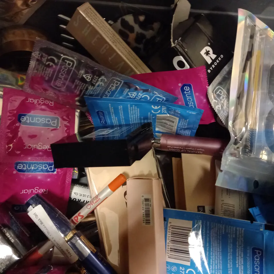 LOT OF APPROX 15 ASSORTED BEAUTY PRODUCTS TO INCLUDE LASH TINT, CLINIQUE EYESHADOW, TROPIC CONCEALER, ETC