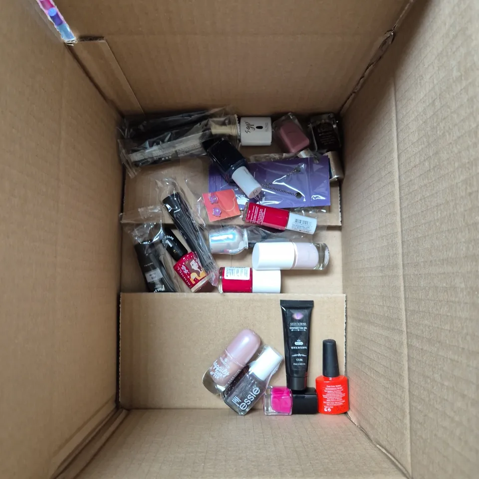 APPROXIMATELY 20 BOTTLES OF NAIL VARNISH TO INCLUDE SALLY HANSEN, RIMMEL AND ESSIE