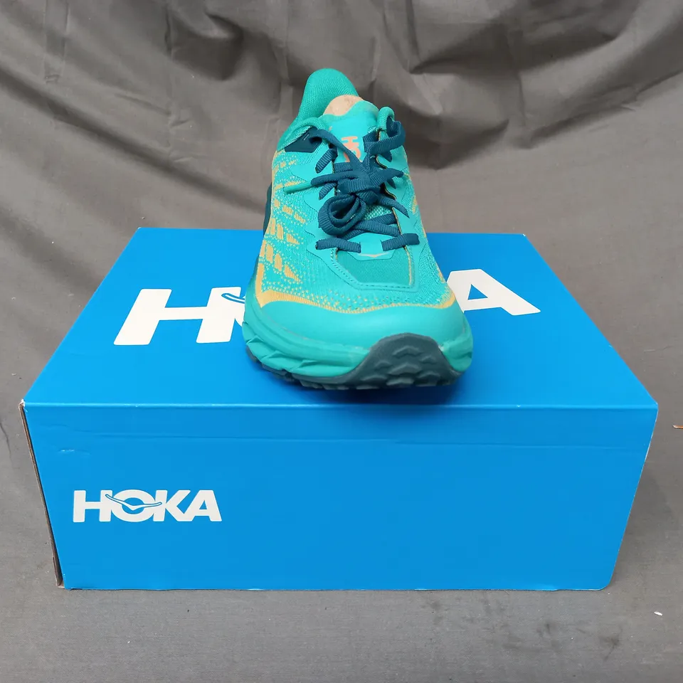 BOXED PAIR OF HOKA SPEEDGOAT 5 SHOES IN GREEN/GOLD UK SIZE 7.5