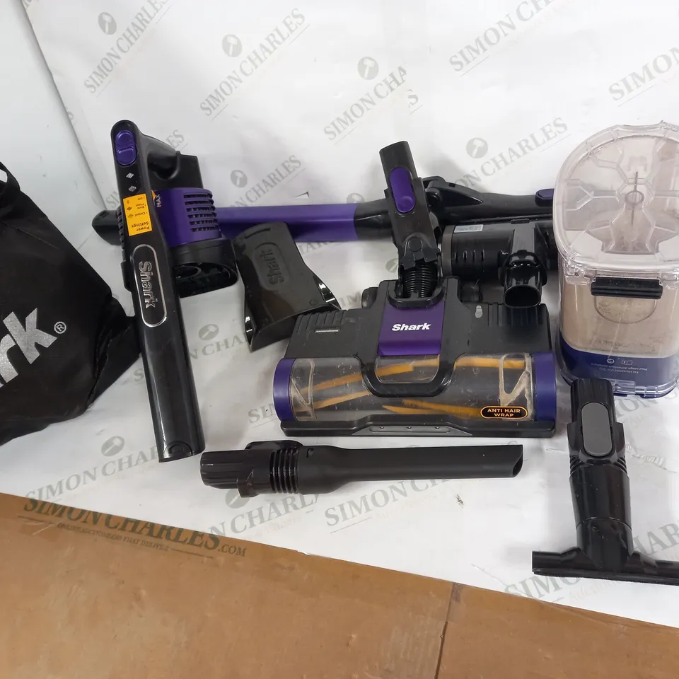 SHARK CORDESS STICK VACUM
