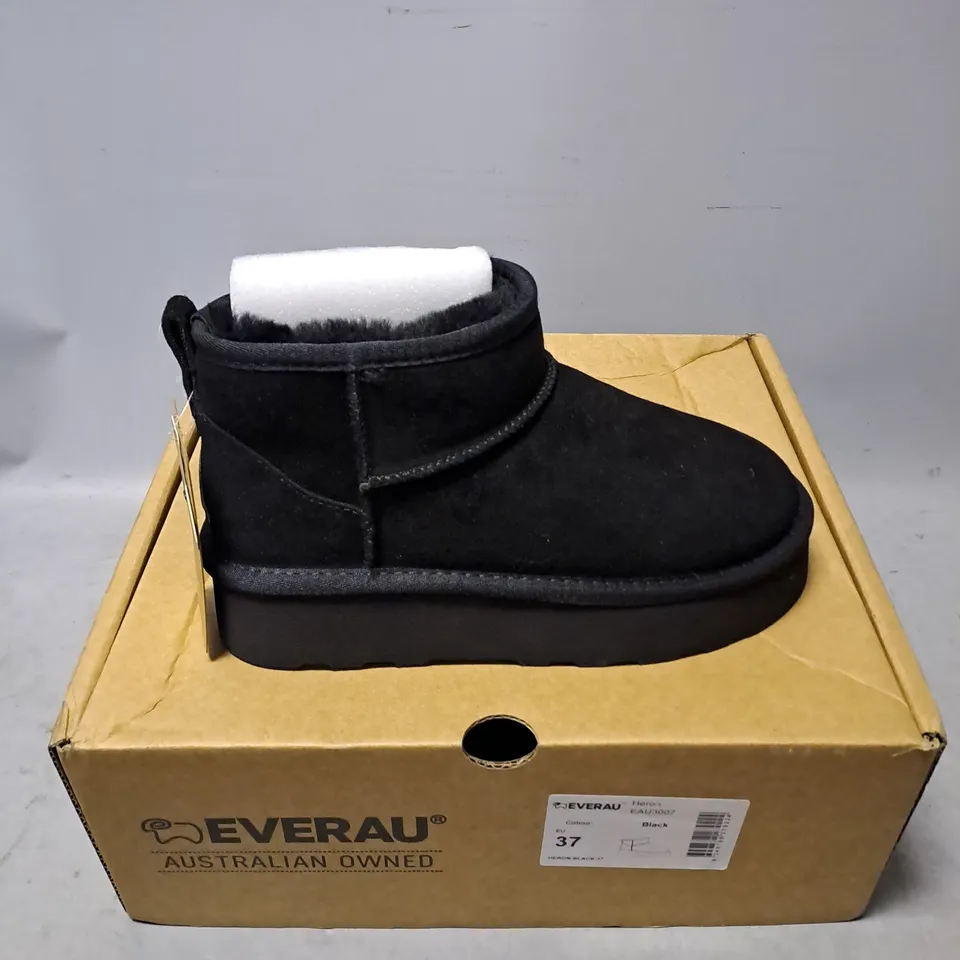 BOXED PAIR OF EVERAU HERON LINED BOOT IN BLACK SIZE 4