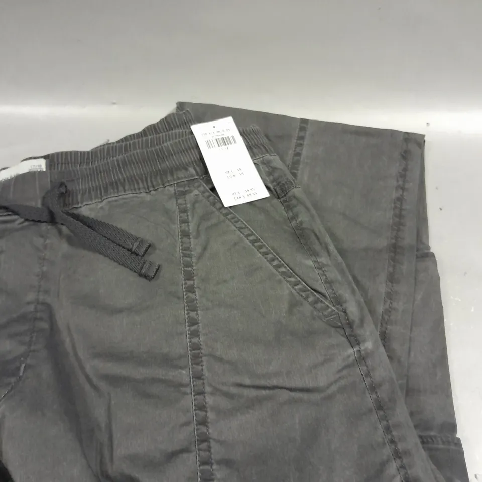 ABERCROMBIE KIDS GREY STRETCH PANTS IN GREY - 17/18