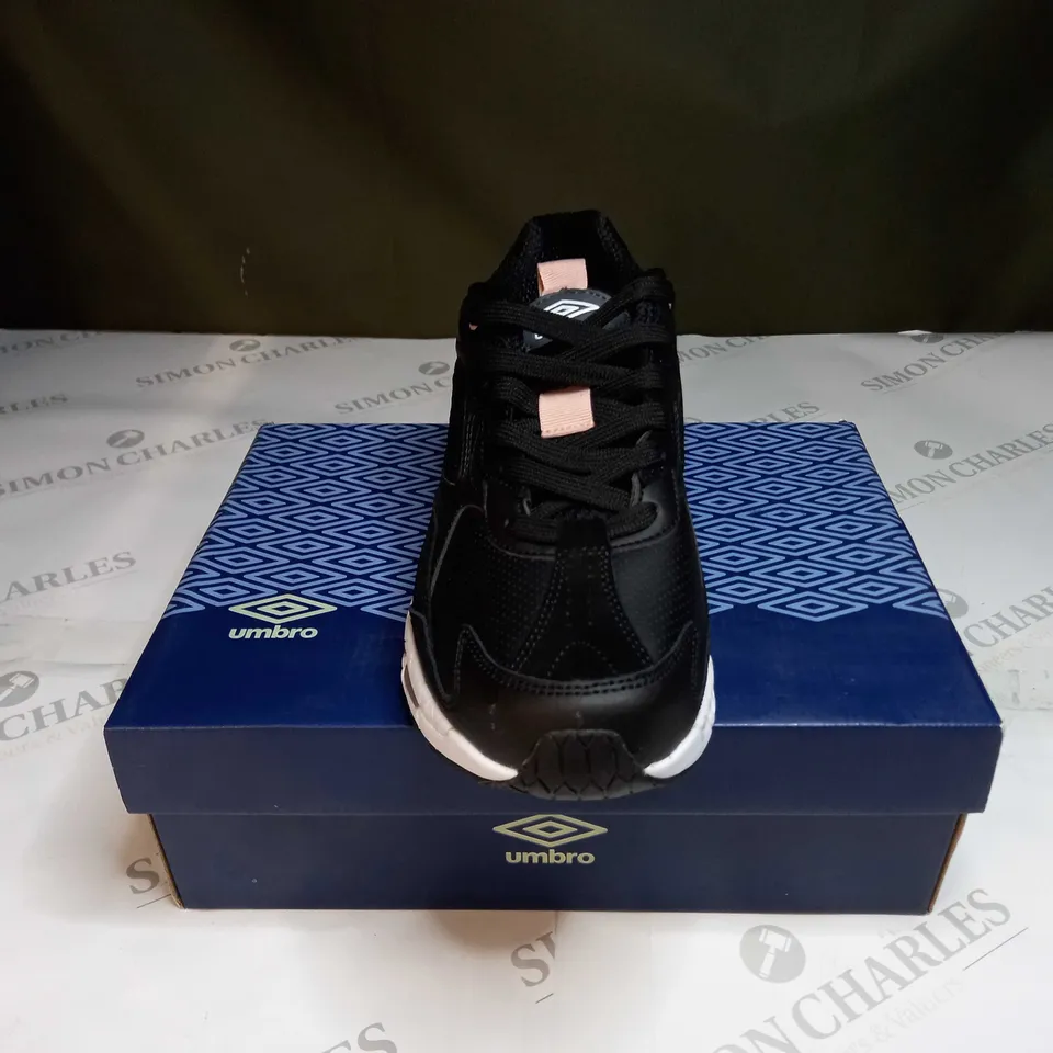 BOXED PAIR OF UMBRO D JOGGER TRAINERS IN BLACK - 6
