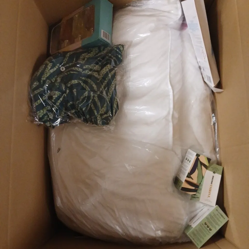 BOX OF APPROXIMATELY 10 ASSORTED HOUSEHOLD ITEMS TO INCLUDE - REGATTA SNOOD, FOLDING WASHING MACHINE, PILLOW - ETC