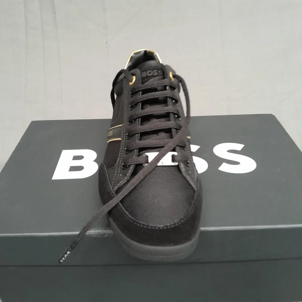 BOXED PAIR OF BOSS SATURN LOW BLACK/GOLD SIZE UK 6
