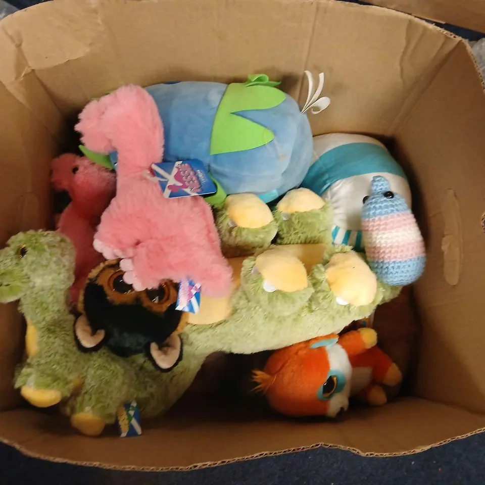 LOT OF APPROXIMATELY 20 ASSORTED PLUSHIES TO INCLUDE TY BEANIES AND WARMIES