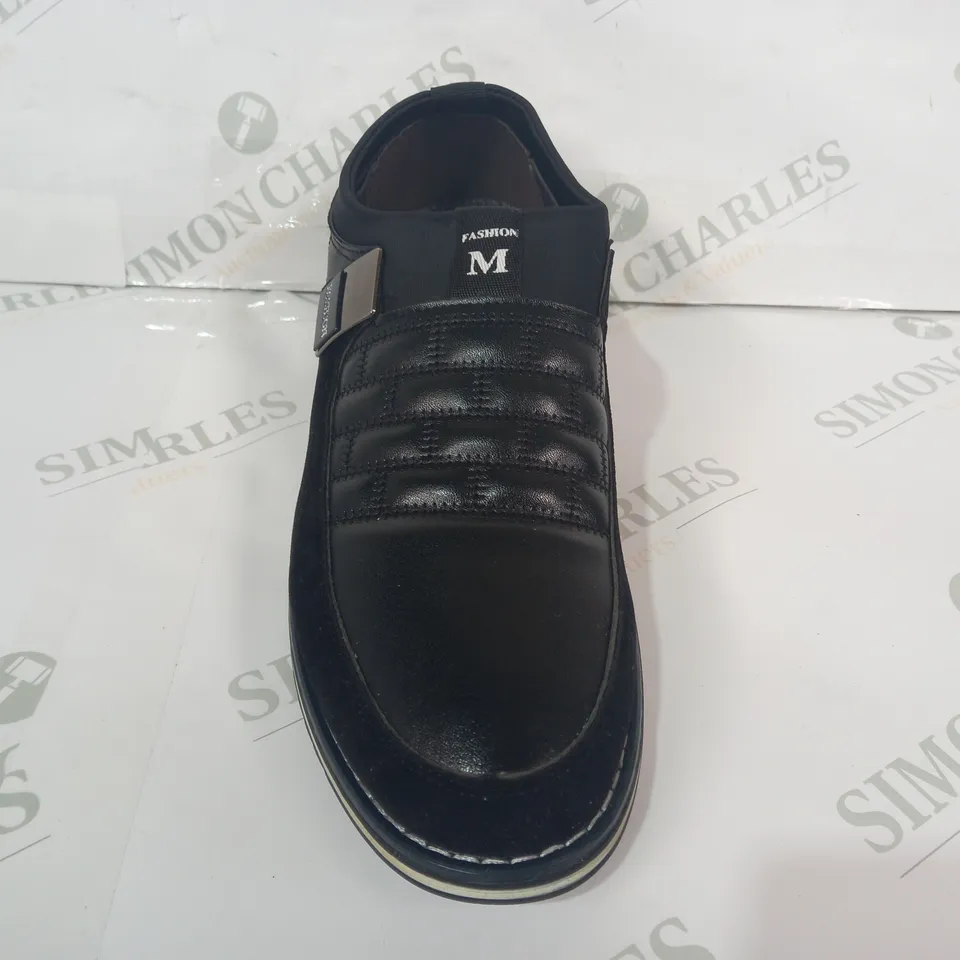 BOXED PAIR OF FASHION TEXTURED SHOES IN BLACK UK SIZE 8
