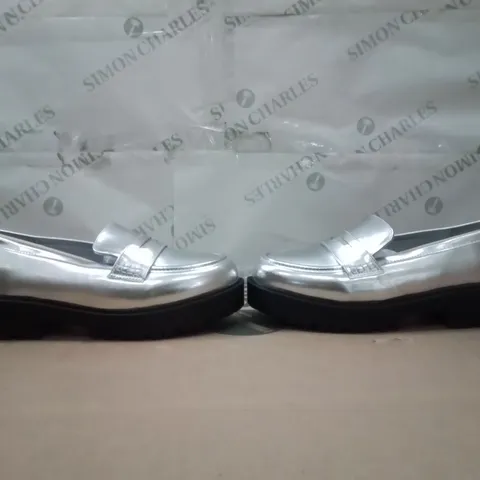 BOXED BRAND NEW APPROXIMATELY 5 SIMPLY BE LADIES PENNIES LOAFER SHOES SILVER SIZE 7