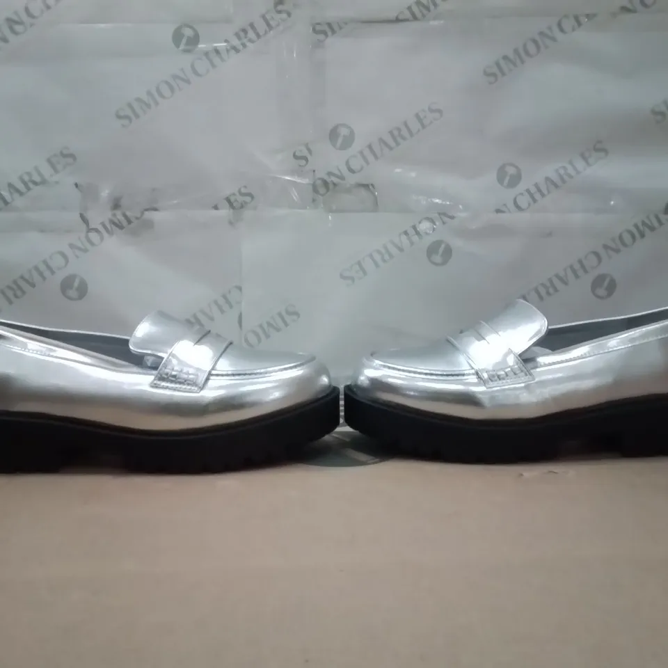 BOXED BRAND NEW APPROXIMATELY 5 SIMPLY BE LADIES PENNIES LOAFER SHOES SILVER SIZE 7