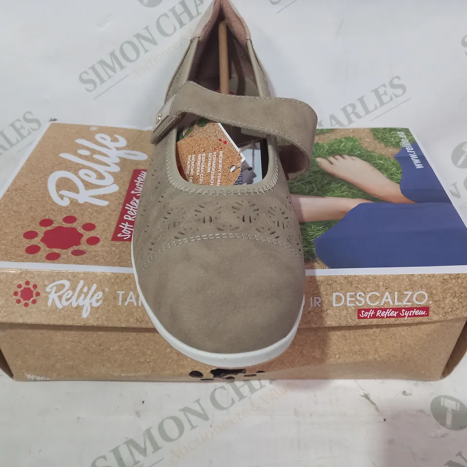 BOXED PAIR OF RELIFE SHOES IN STONE COLOUR SIZE 8
