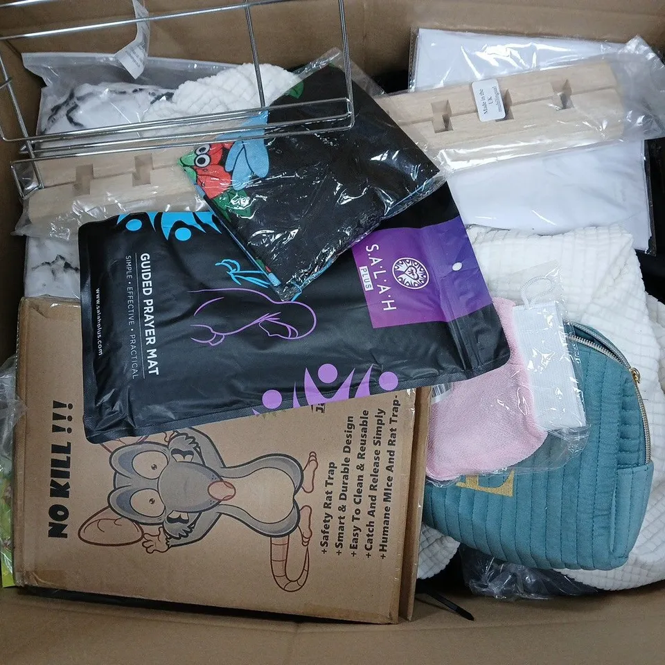 APPROXIMATELY 18 ASSORTED HOUSEHOLD ITEMS TO INCLUDE SALAH PLUS GUIDED PRAYER MAT, SILK PAINTING FRAME, SAFETY RAT TRAP, ETC