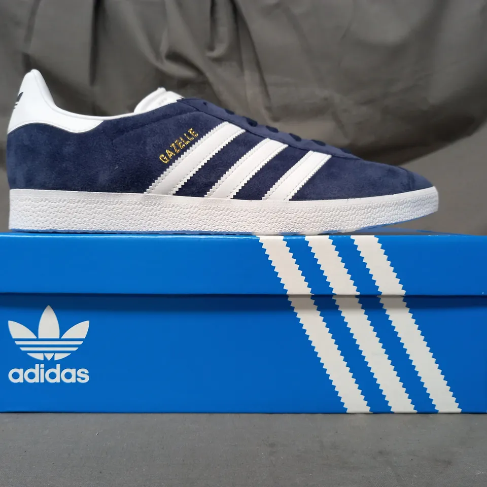 BOXED PAIR OF ADIDAS GAZELLE SHOES IN NAVY/WHITE UK SIZE 11