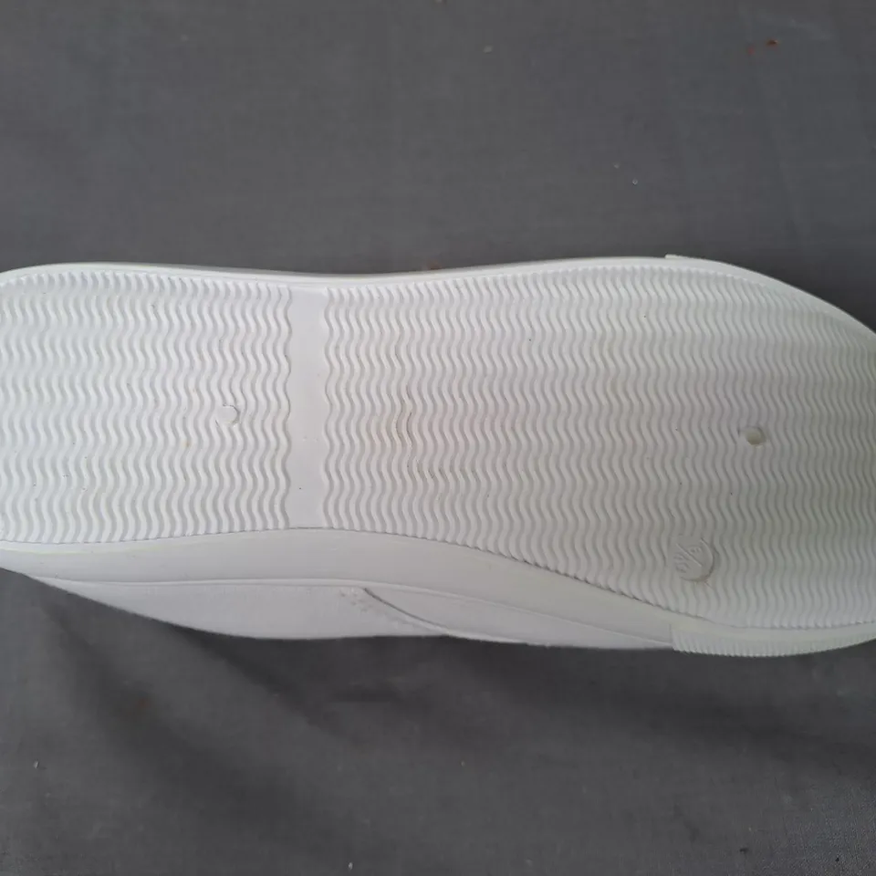 BOX OF APPROXIMATELY 5 PAIRS OF DESIGNER CANVAS SHOES IN WHITE IN VARIOUS SIZES