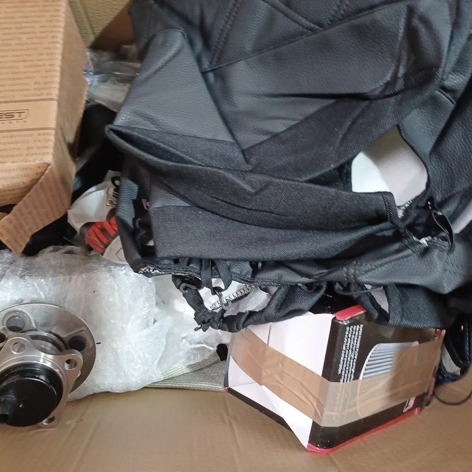 BOX OF APPROXIMATELY 15 ASSORTED CAR AND VEHICLE PARTS AND ITEMS TO INCLUDE NAPA AIR FILTER, AA CAR SEAT GAP FILLER, RST CE HIP PROTECTOR, ETC