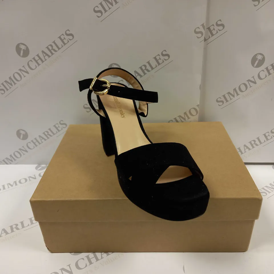 BOXED PAIR OF RUSSELL &  BROMLEY LONDON 432127 TOPFORM PLATFORM SANDALS IN BLACK UK SIZE 4