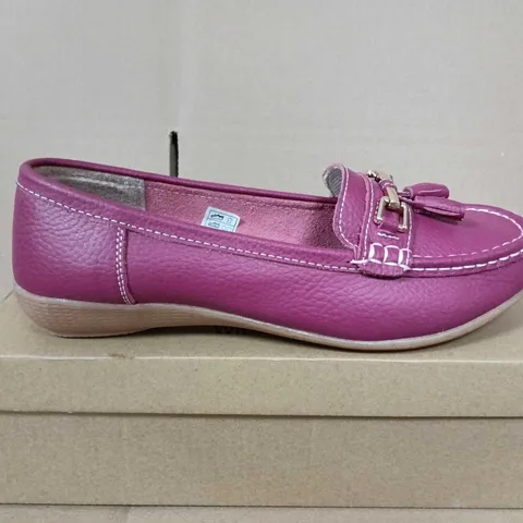 BOXED PAIR OF JO & JOE PINK LEATHER TASSEL LOAFERS – WIDE FIT UK SIZE 7
