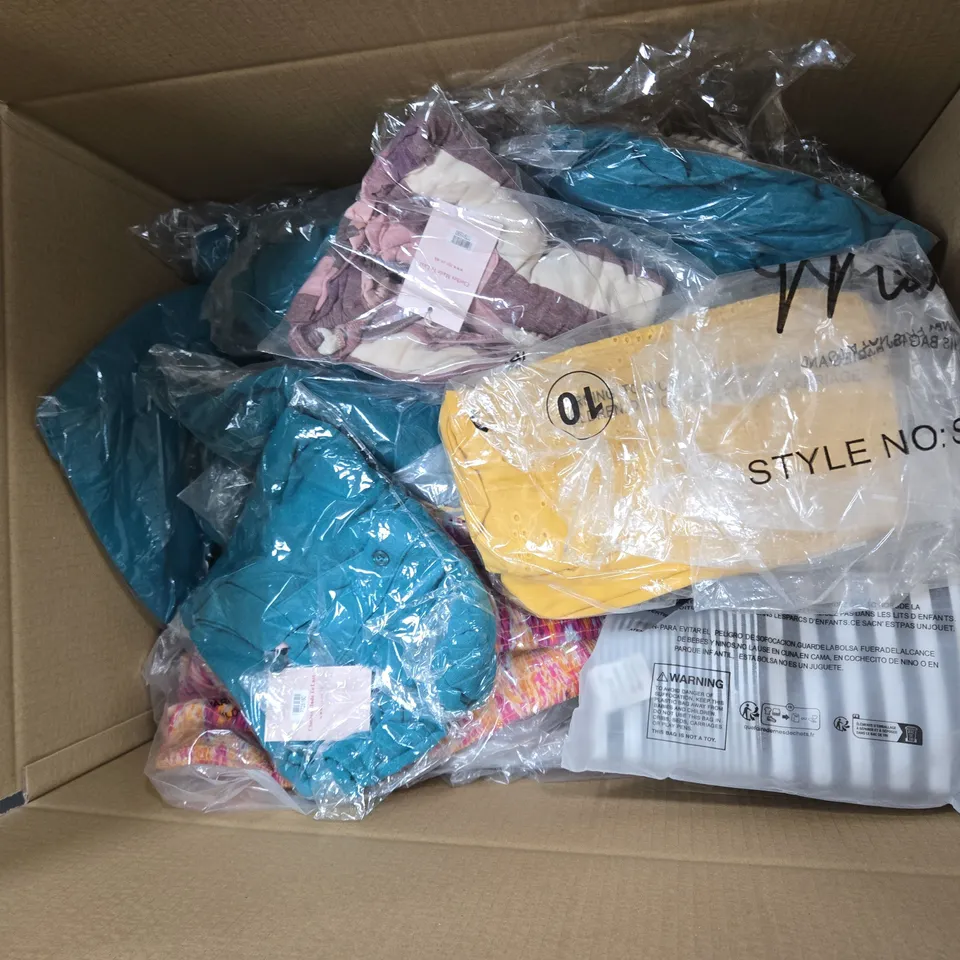 SET OF 3 WOMEN'S KNITWEAR ITEMS IN PASTEL TONES – PACKAGED WOMEN'S CLOTHING BUNDLE – APROX 10 ITEMS TO INCLUDE CLOTHING ITEMS JUMPERS , TOPS AND DRESSES