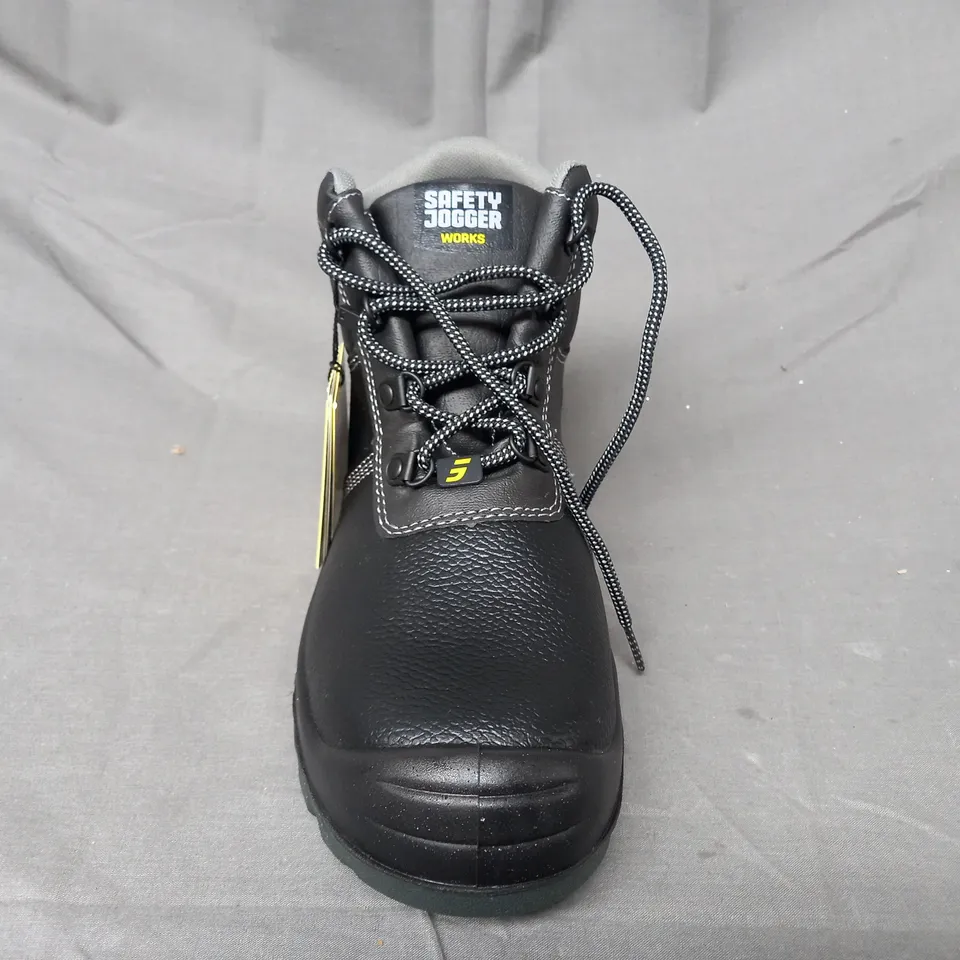 BOXED PAIR OF SAFETY JOGGER WORKS SAFETY BOOTS IN BLACK UK SIZE 8