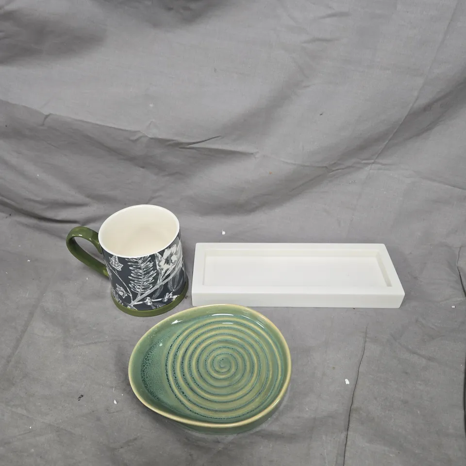 TOTE OF APPROXIMATELY 6 POTTERY ITEMS TO INCLUDE TEA LIGHT HOLDER, MUG AND A SMALL DISH