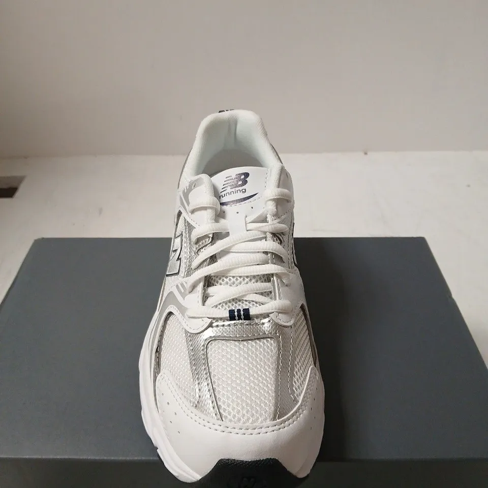 BOXED PAIR OF NEW BALANCE GR530SB1 RUNNING SHOES – WHITE/GRAY, MEN'S UK 5.5 