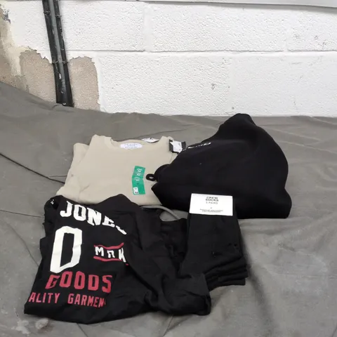 BOX OF APPROXIMATELY 20 ASSORTED CLOTHING ITEMS TO INCLUDE JACK AND JONES T SHIRT, "BOYFRIEND" JUMPER, ASSORTED PRIMARK T SHIRTS, SOCKS ETC