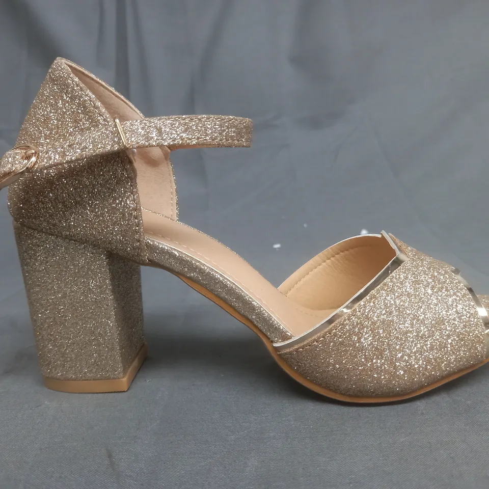 BOXED PAIR OF DESIGNER OPEN TOE BLOCK HEEL SANDLES IN METALIC GOLD WITH GLITTER EFFECT EU 35