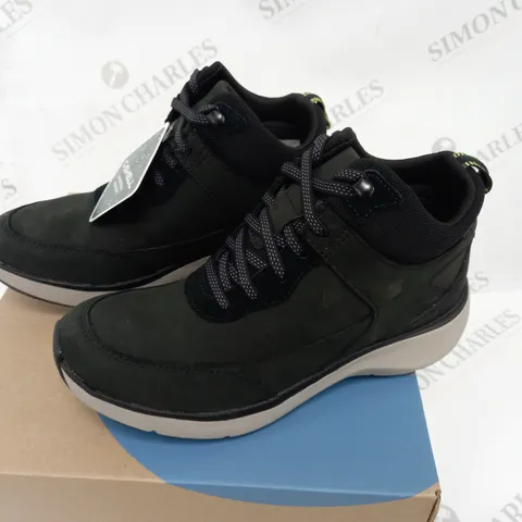 BOXED PAIR OF CLARKS WAVE 2.0 MID TRAINERS IN BLACK - 3