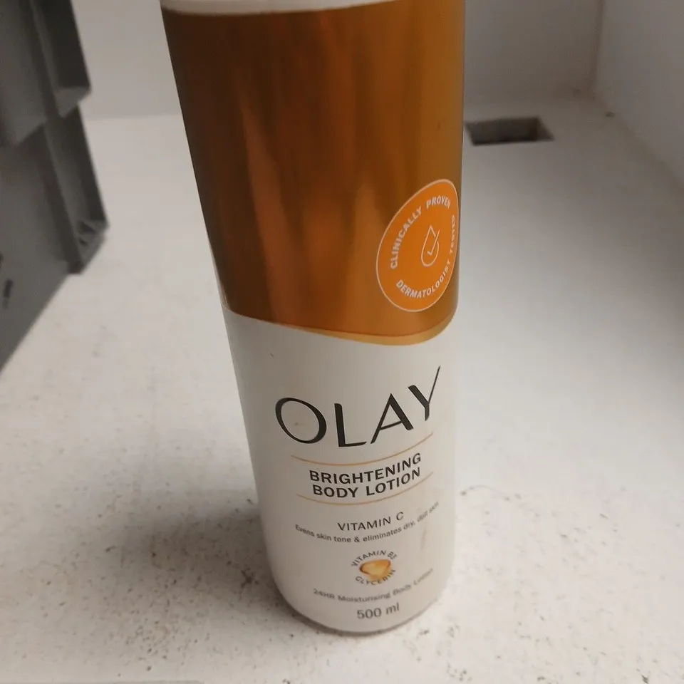TOTE OF APPROXIMATELY 20 ASSORTED COSMETICS TO INCLUDE: OLAY BODY LOTION