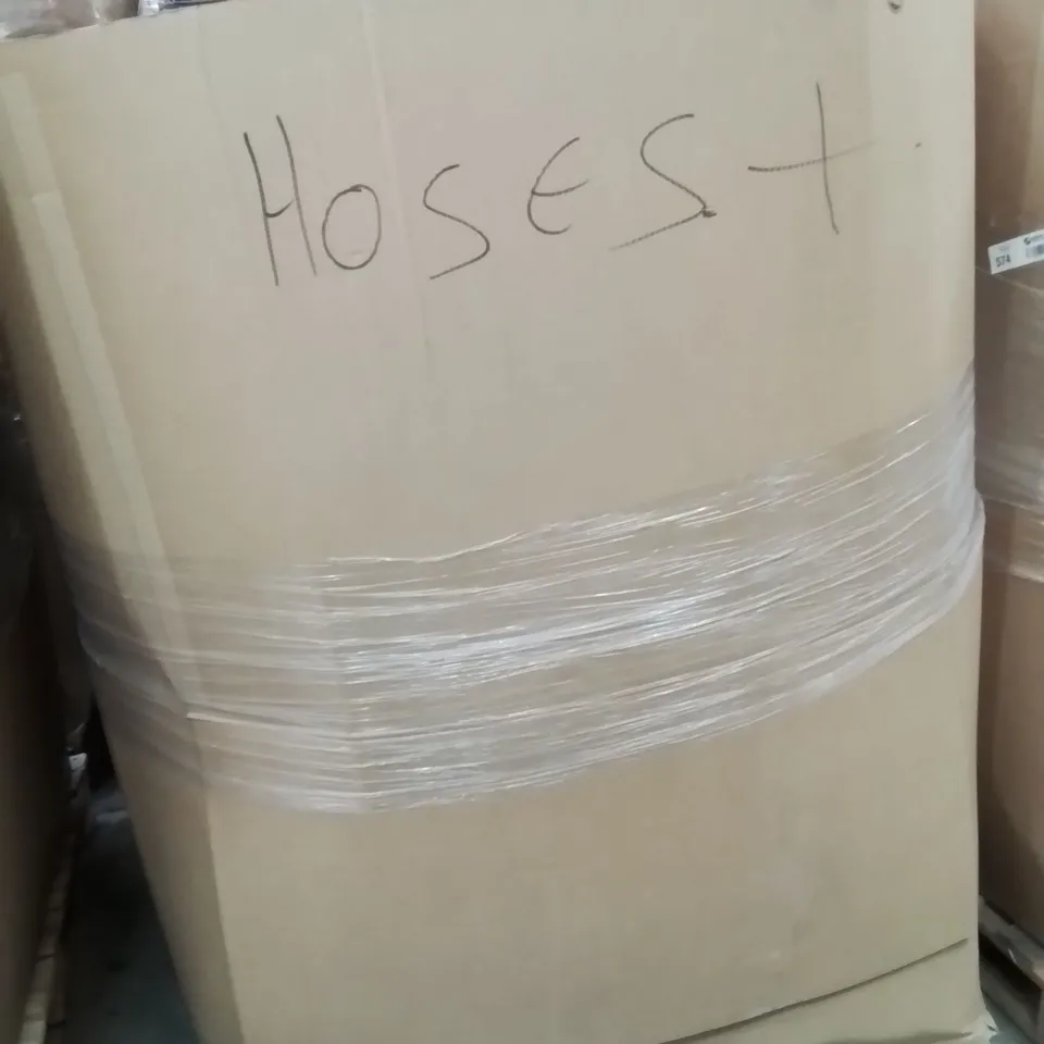PALLET CONTAINING A LARGE QUANTITY OF HOSES 