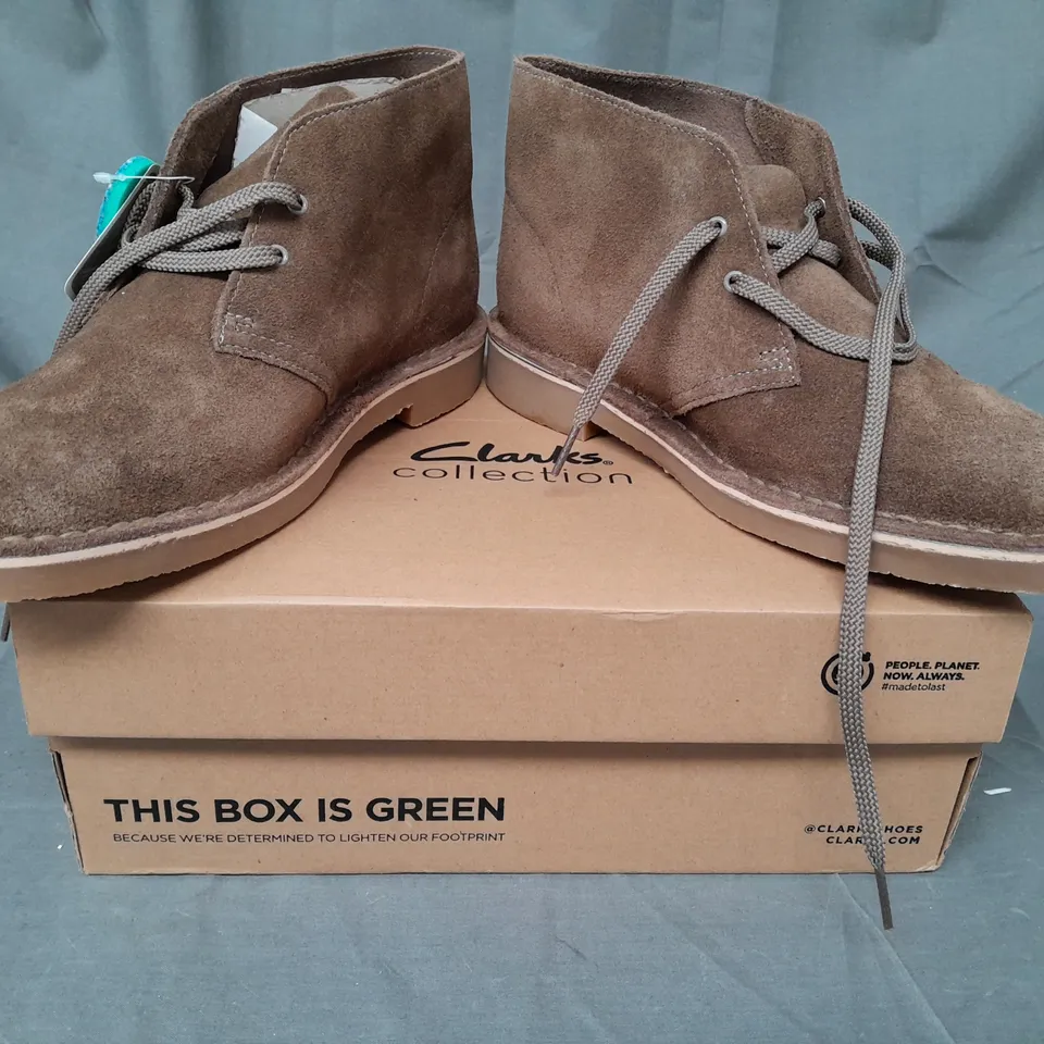 BOXED PAIR OF CLARKS BUSHACRE 3 SHOES IN SAND SUEDE UK SIZE 9