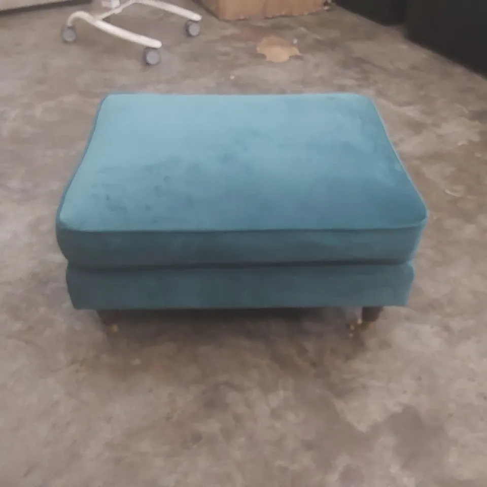 DESIGNER 2 SEATER VELVET UPHOLSTERED SOFA WITH FOOTSTOOL - TEAL