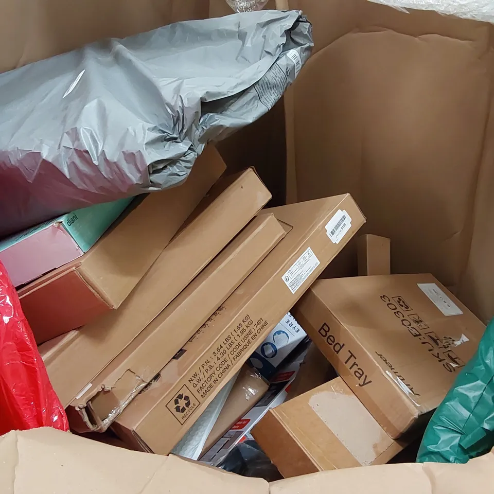PALLET OF ASSORTED ITEMS INCLUDING: HEATED BLANKET, LED CEILING LIGHT, PLAYPEN, LAUNDRY BASKET, LAMPSHADE 