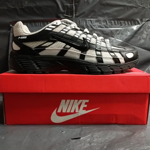 BOXED PAIR OF NIKE P-6000 TRAINERS IN SHADOW GREY/BLACK SIZE UK 10