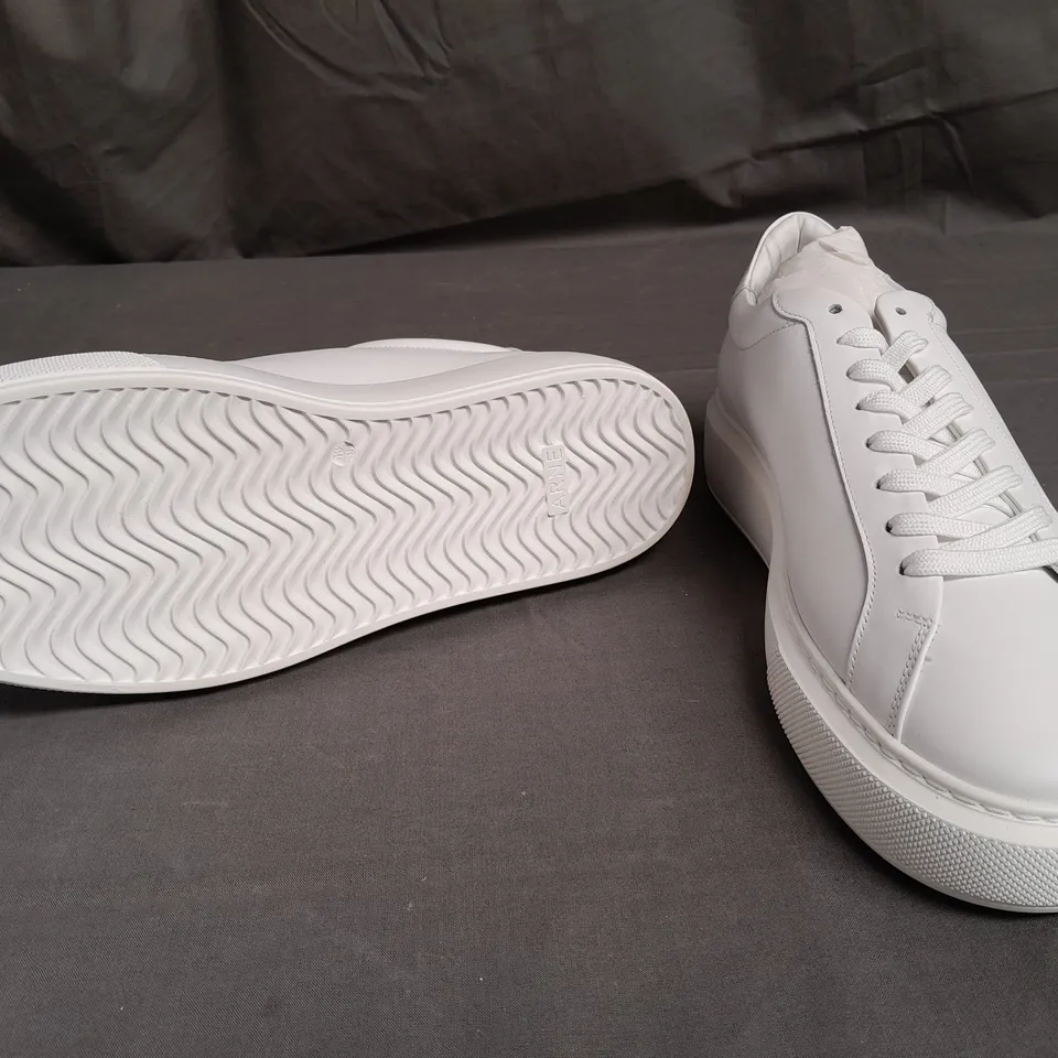 BOXED PAIR OF ARNE ESSENTIAL WHITE LEATHER TRAINERS SIZE UK 9