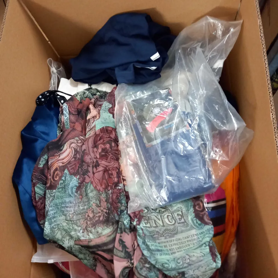 LOT OF ASSORTED CLOTHING AND ACCESSORIES TO INCLUDE; T-SHIRTS, JUMPERS ETC