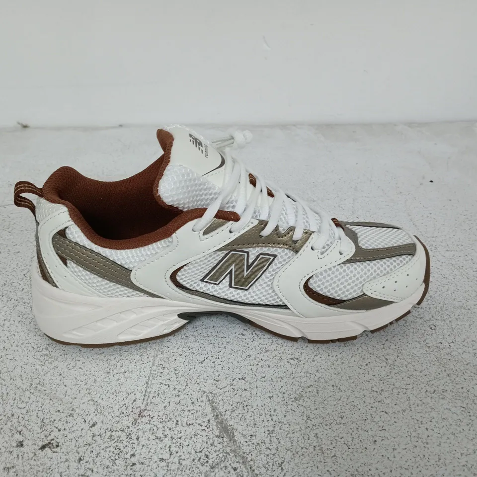 PAIR OF NEW BALANCE 530 TRAINERS IN WHITE WITH BROWN TRIM - UK 7.5
