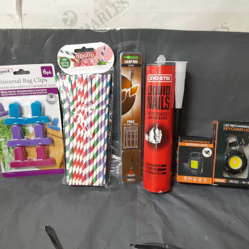 BOX OF APPROXIMATELY 12 ASSORTED ITEMS TO INCLUDE - KEYCHAIN LIGHT , UNIVERSAL BAG CHIPS , APOLLO FLEXI PAPER STRAWS ETC