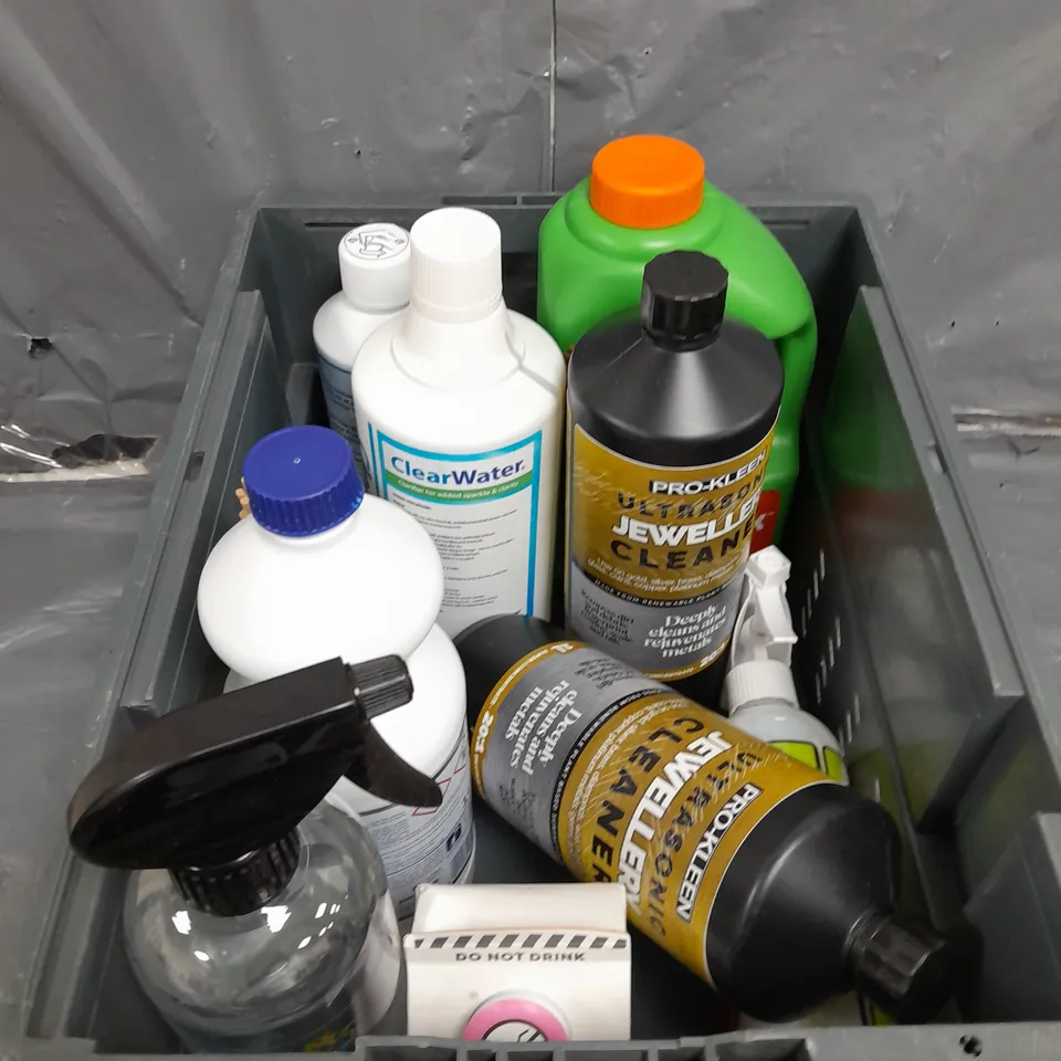 TOTE OF APPROX 10 CLEANING PRODUCTS TO INCLUDE , CARPET CLEANER , JEWELLERY CLEANER , WASHING UP LIQUID , ETC 