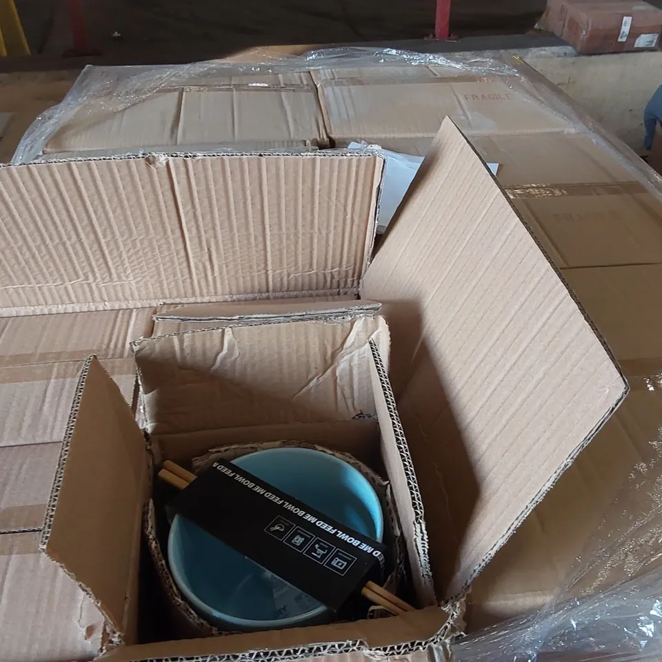 PALLET OF APPROXIMATELY 200x BOXED FEED ME BOWLS