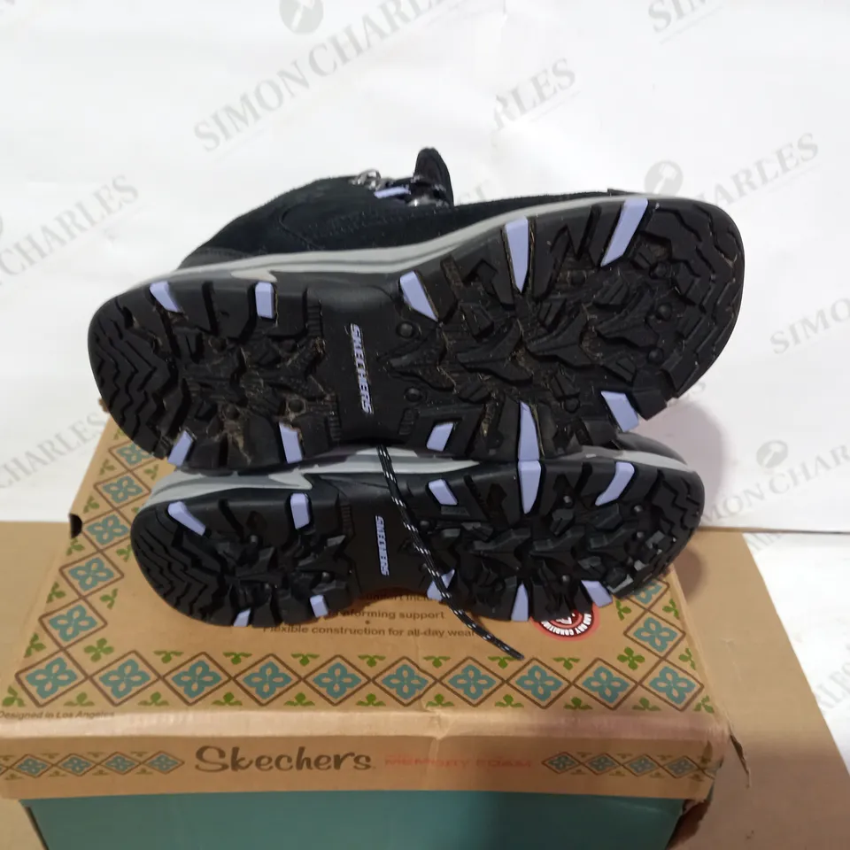 BOXED PAIR OF SKECHERS BLACK BOOTS- SIZE 6