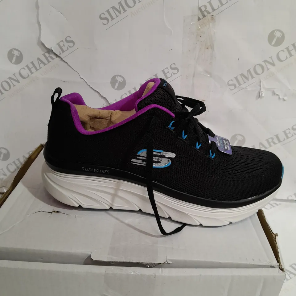 BOXED PAIR OF SKECHERS D'LUX WALKER SHOES IN BLACK/PURPLE UK SIZE 7